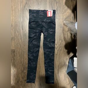 New With Tags SPANX Faux Leather Black/Gray Camo Leggings Size XS